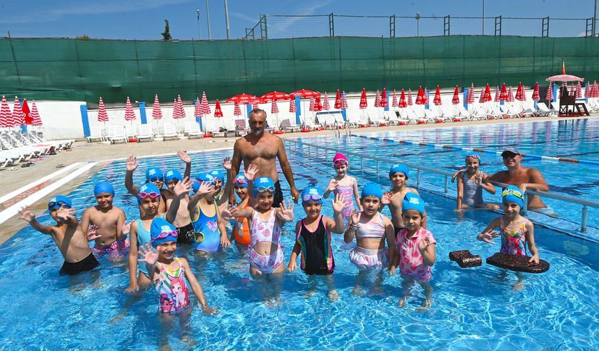 Minik Sporcular Çiçek Havuz’da Geleceğe Kulaç Atıyor