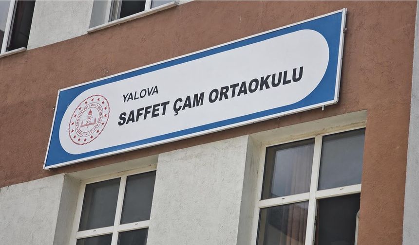 Saffet Çam Ortaokulu Tabelası Asıldı