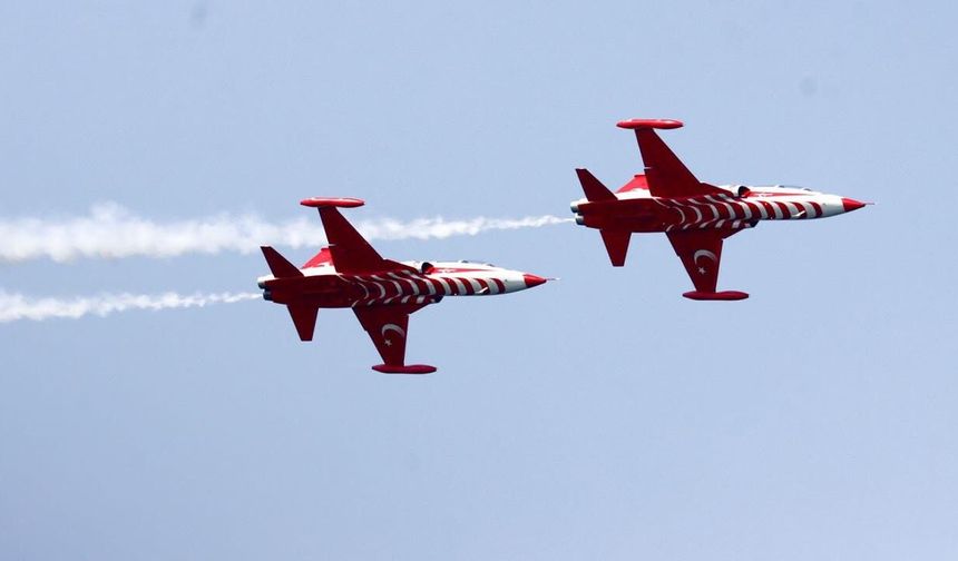 Türk Yıldızları’ndan Yalova Semalarında Kalp Şovu