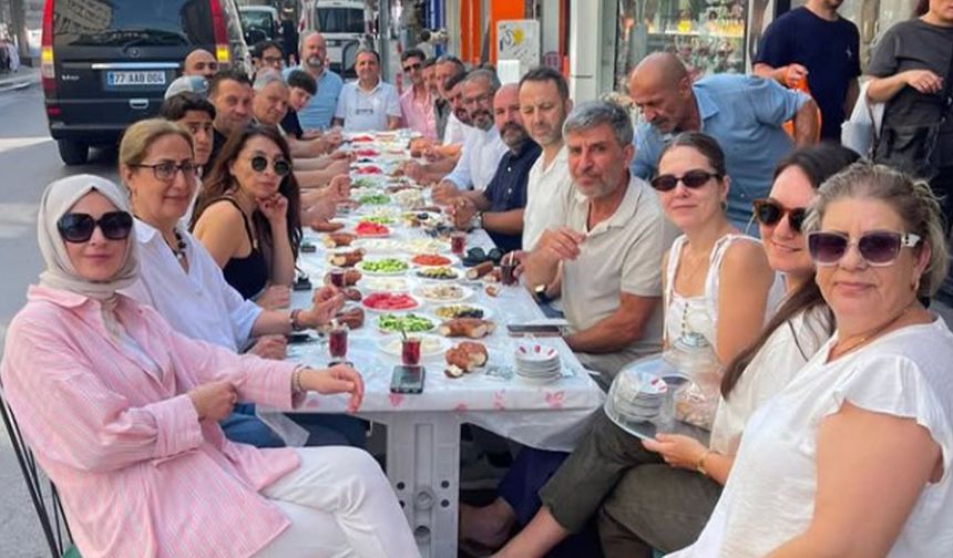 Yalova’da Anahtar Parti Esnafla Kahvaltıda Buluştu