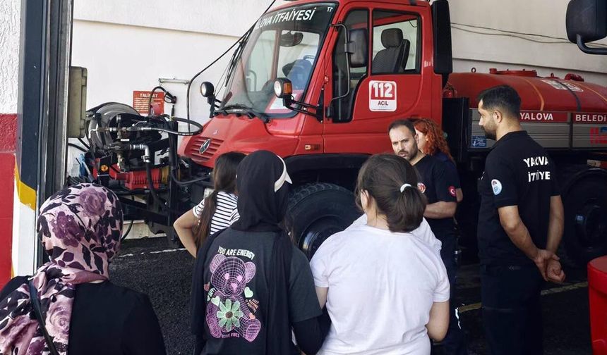 Yalova'da Yaz Okulu Öğrencileri İtfaiyecilik Mesleğini Yakından Tanıdı