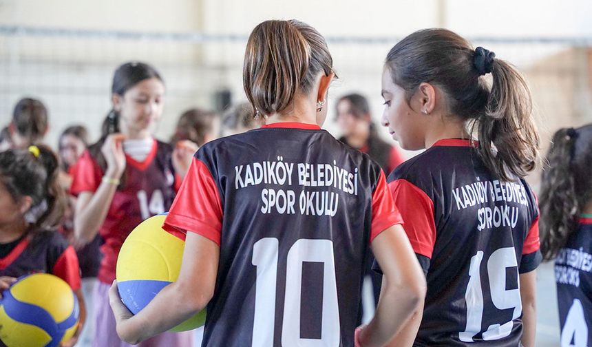 Kadıköy’ün Minik Futbolcu ve Voleybolcuları Malzemelerine Kavuştu