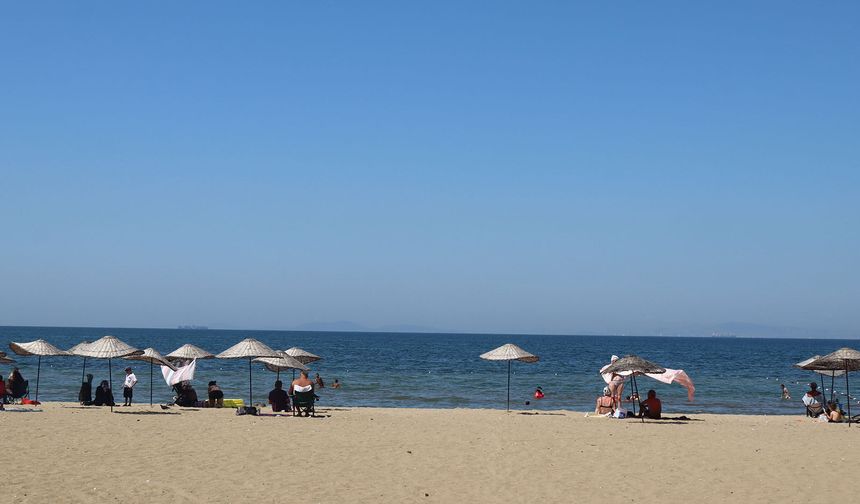 Yalova’da Vatandaşlar Her Şeye Rağmen Akasya Plajını Tercih Etti