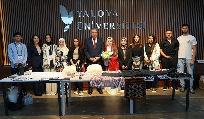 Yalova Üniversitesi’nde Yeni Öğrenciler Türk Dünyası Standında Karşılandı