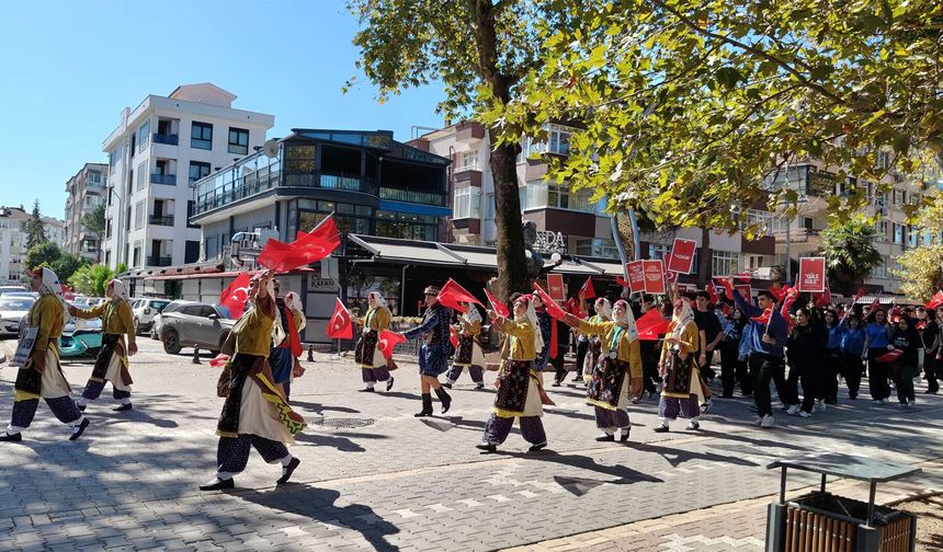 İkinci Gün Etkinlikleri Bayrak Yürüyüşüyle Başladı