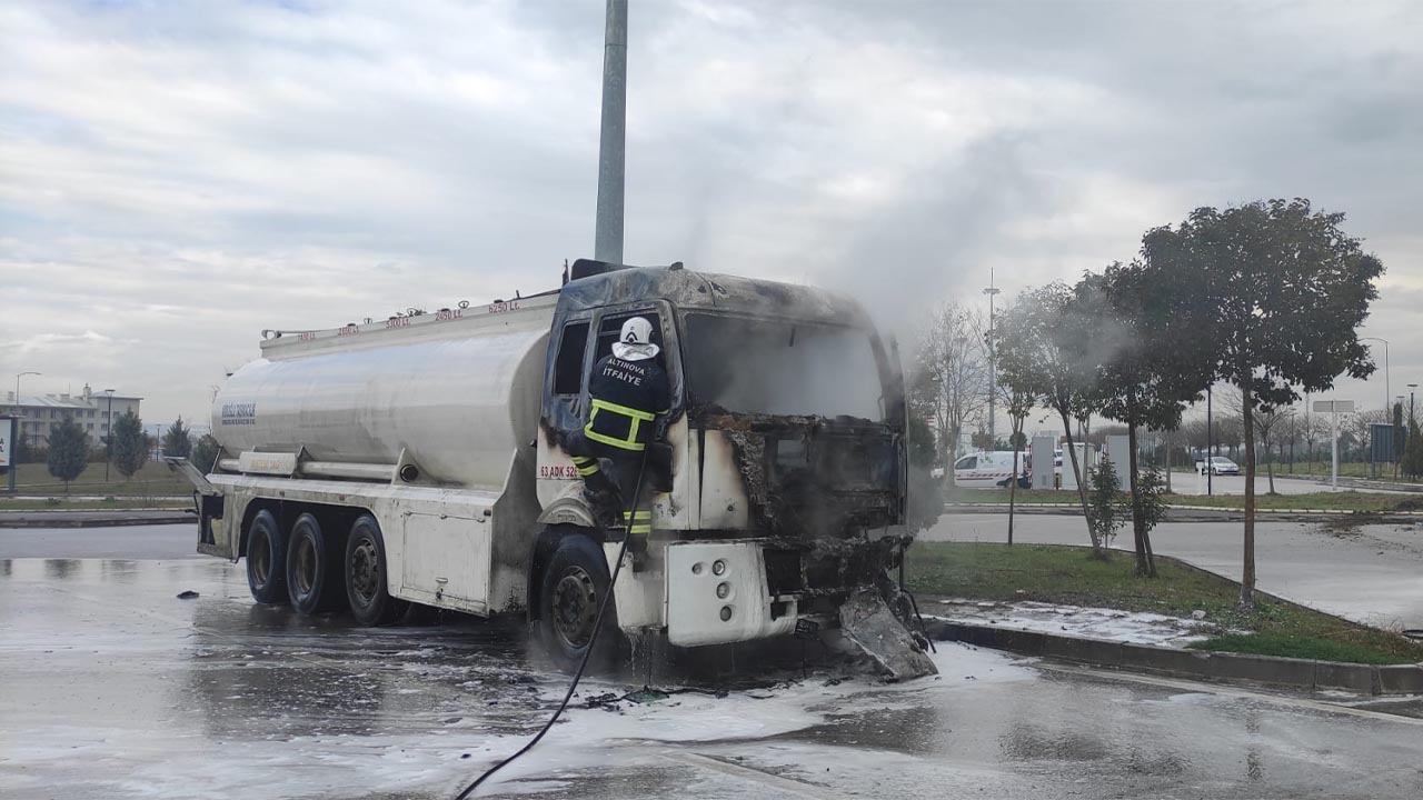 Altınova’da madeni yağ yüklü tanker alevlere teslim oldu (1)
