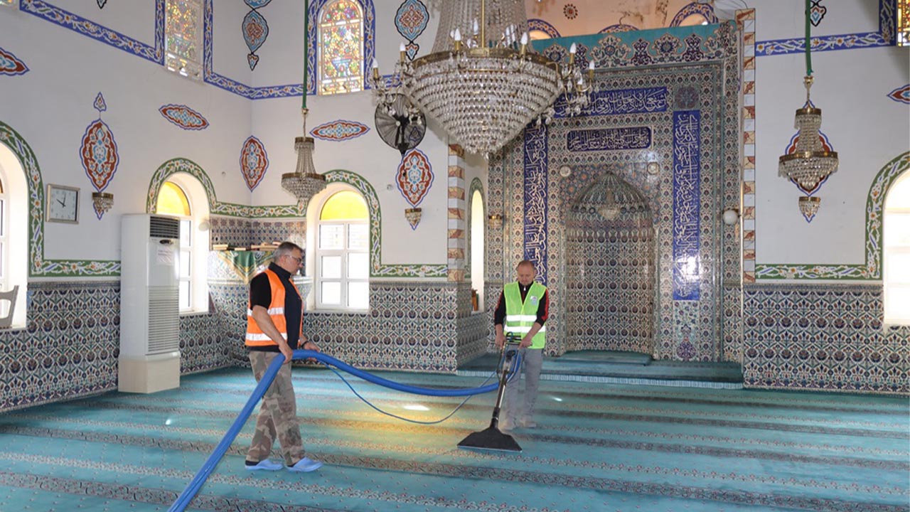 Camiler ekipler tarafından temizleniyor (2)