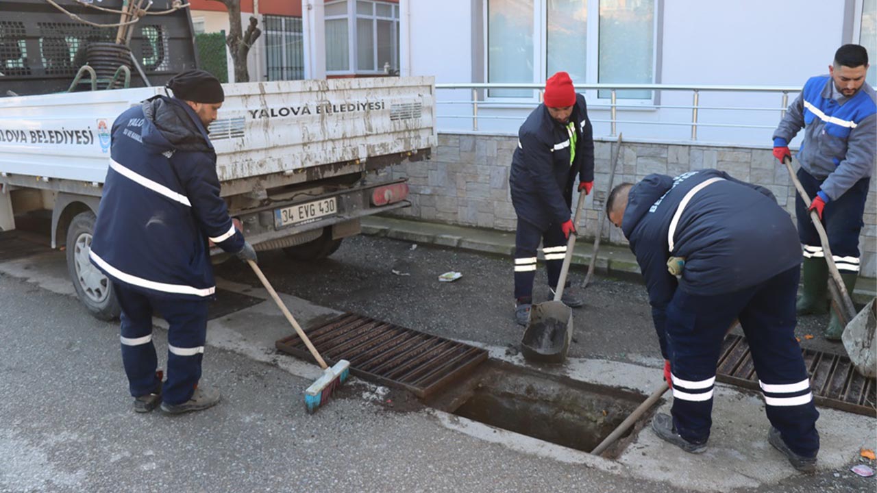 MAZGALLAR PERİYODİK ARALIKLARLA TEMİZLENİYOR (4)