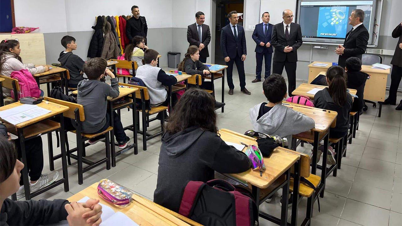 Daire Başkanı Ahmet Berber Akköy ilk ve Ortaokulunda (2)