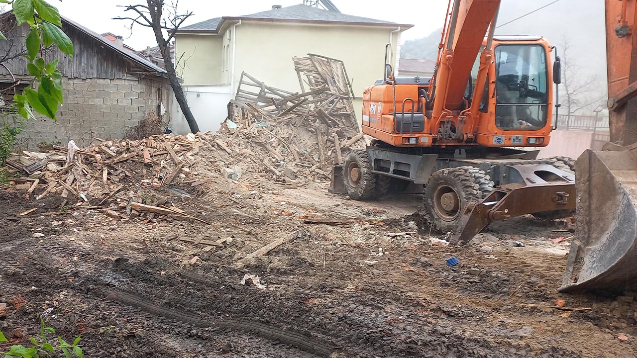 Köylerde Metruk Binalar Yıkılıyor  (1)