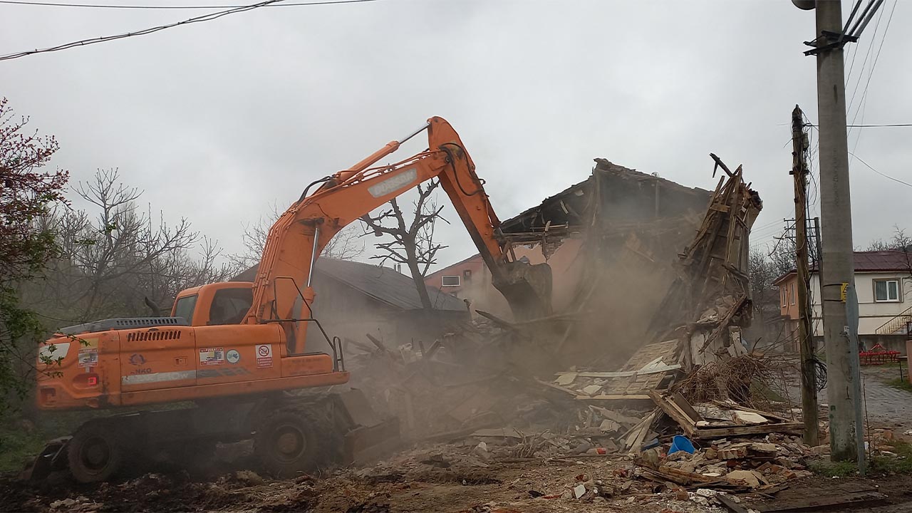 Köylerde Metruk Binalar Yıkılıyor  (3)