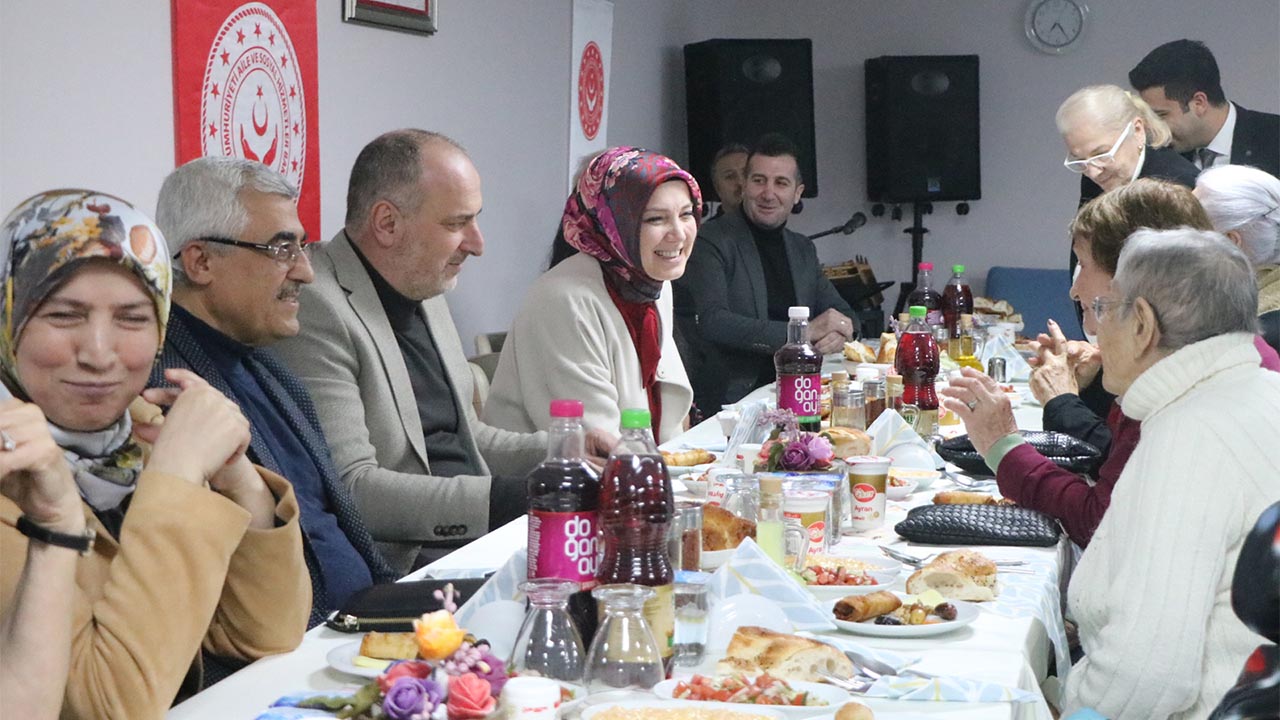 Başkan Soyer, huzurevi sakinleriyle iftar yaptı (1)