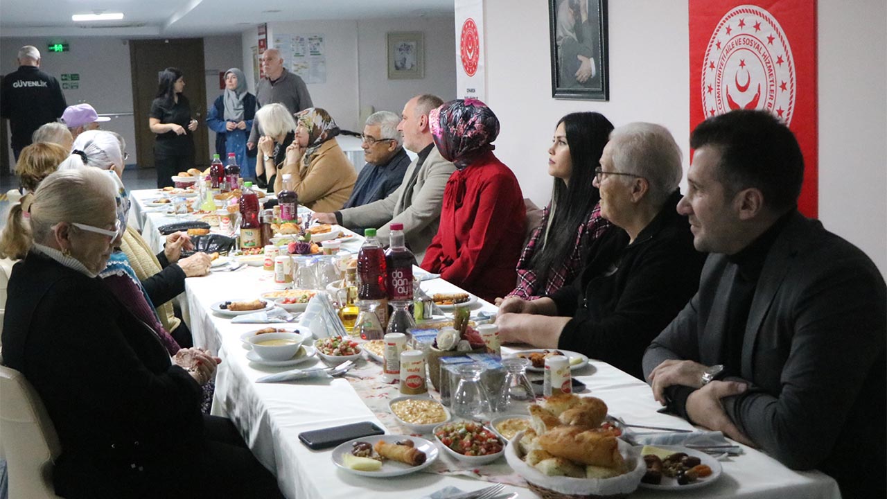 Başkan Soyer, huzurevi sakinleriyle iftar yaptı (3)