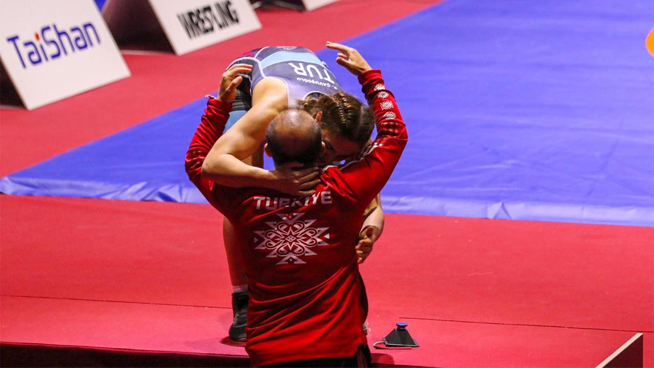 Buse Çavuşoğlu, güreşte Avrupa ikincisi oldu (1)