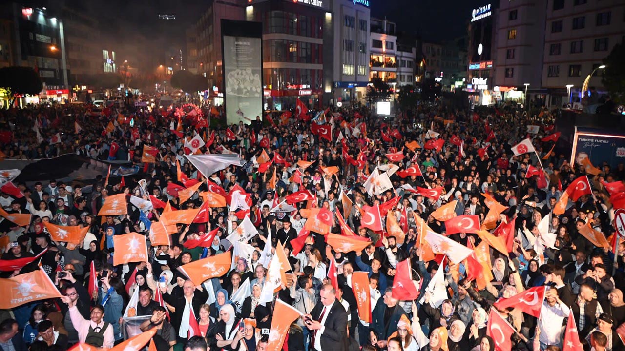 AK Parti’li vekillerden seçim sonrası kutlaması (2)