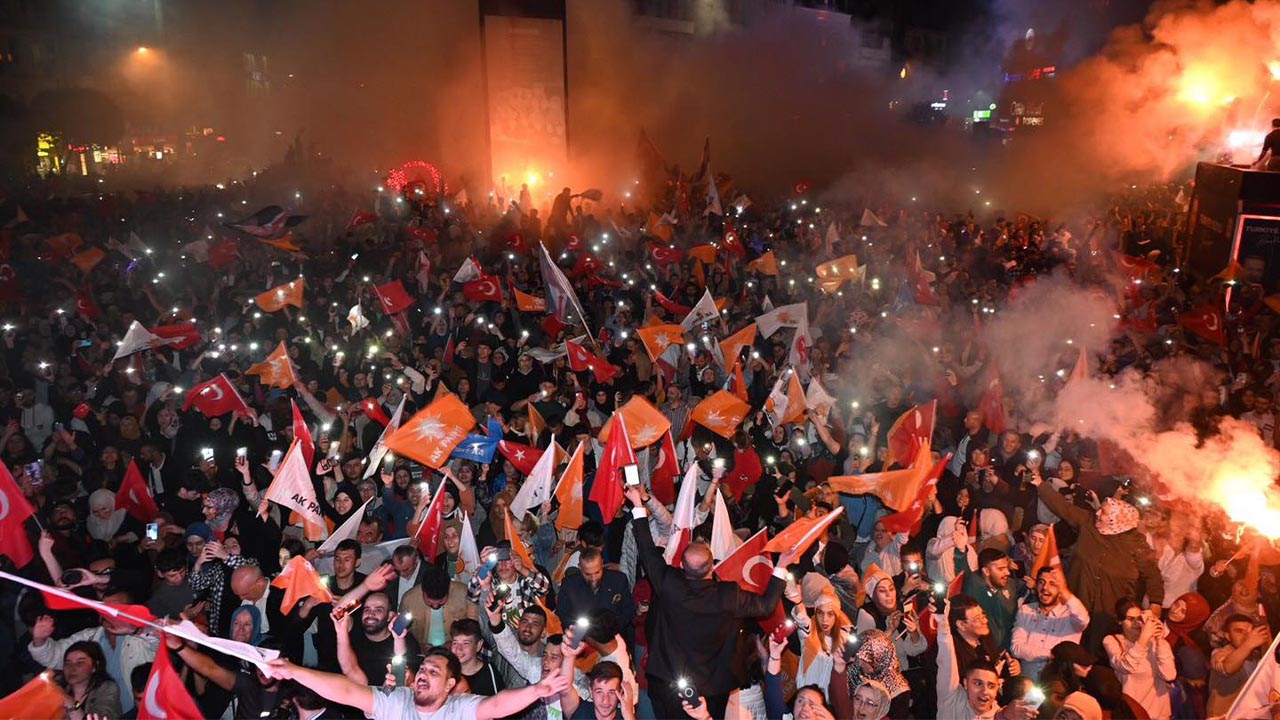 AK Parti’li vekillerden seçim sonrası kutlaması (6)