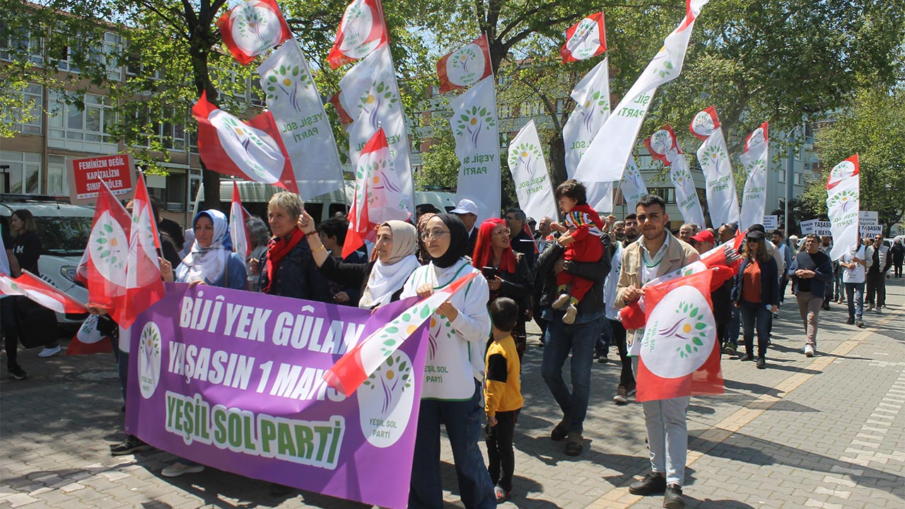 Kortej Deprem Anıtında Toplandı 11