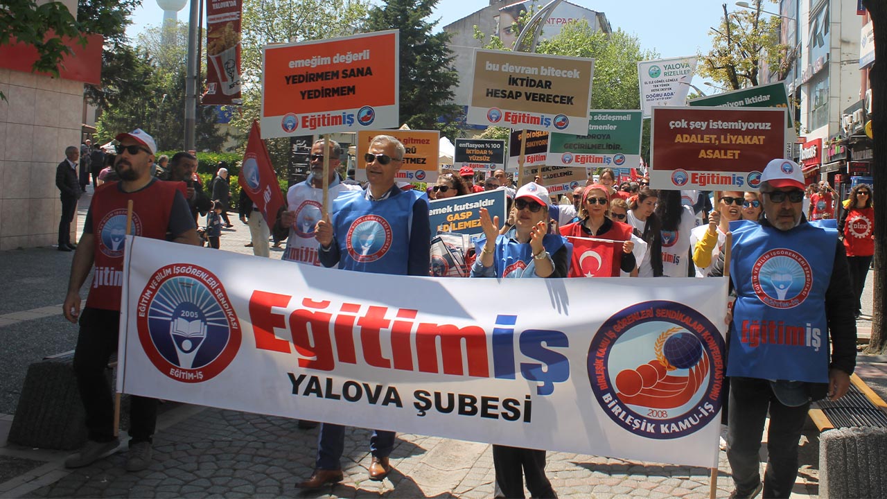 Kortej Deprem Anıtında Toplandı 18