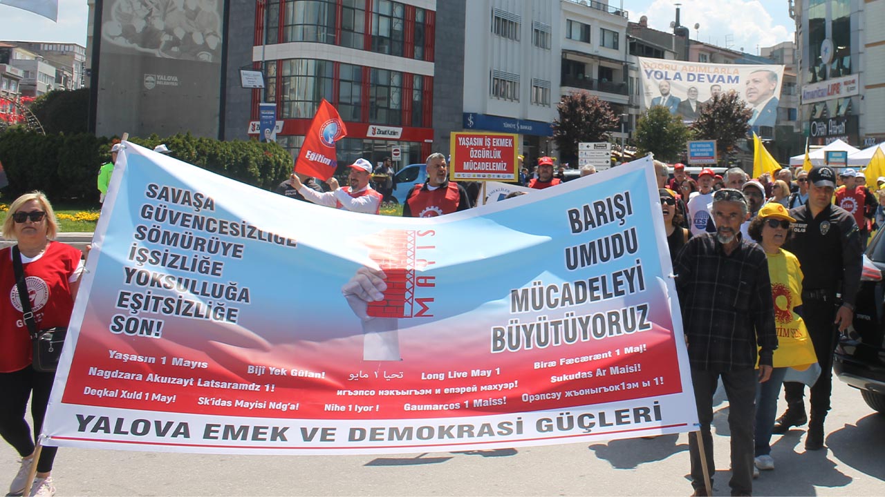 Kortej Deprem Anıtında Toplandı 19