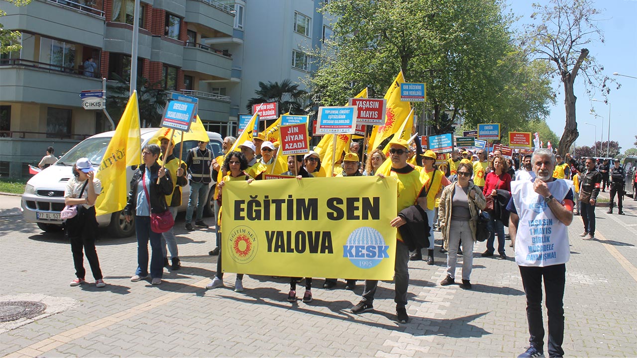 Kortej Deprem Anıtında Toplandı 6