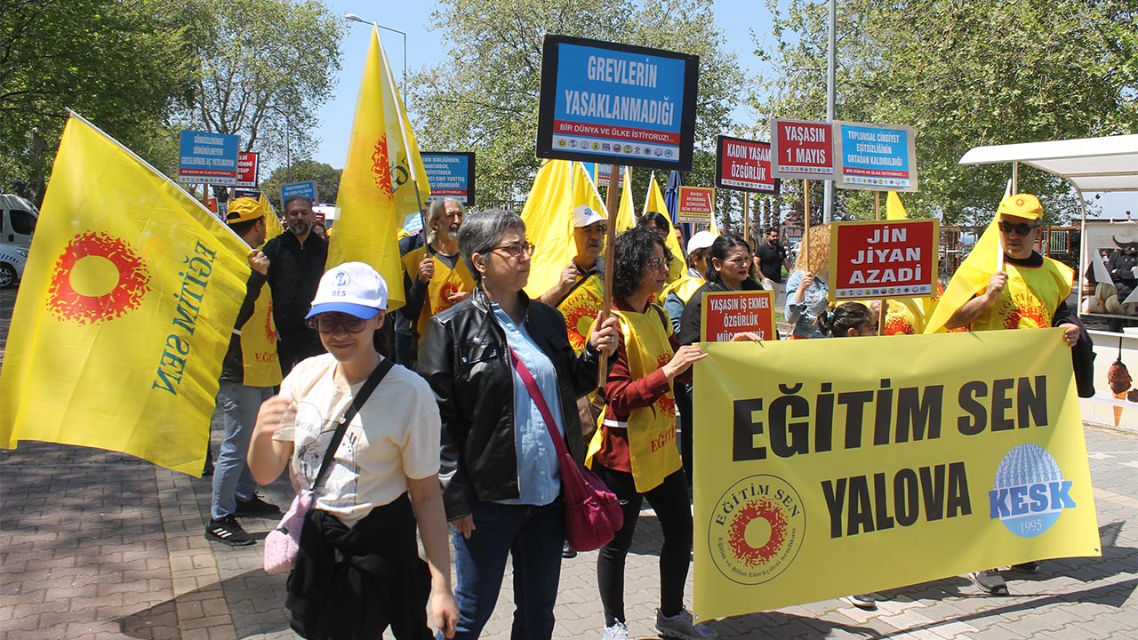 Kortej Deprem Anıtında Toplandı 9