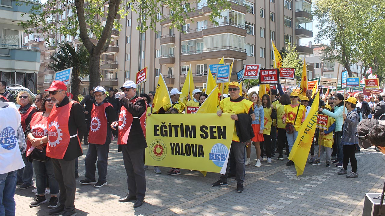 Kortej Deprem Anıtında Toplandı