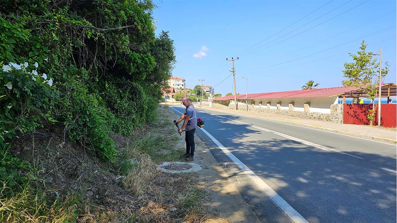 Sahil yolu temizleniyor (3)