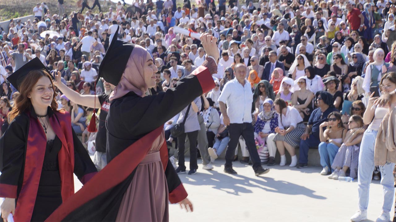 Yalova Üniversitesi, 2022-2023 Akademik Yılı Mezuniyet Coşkusunu Yaşadı2