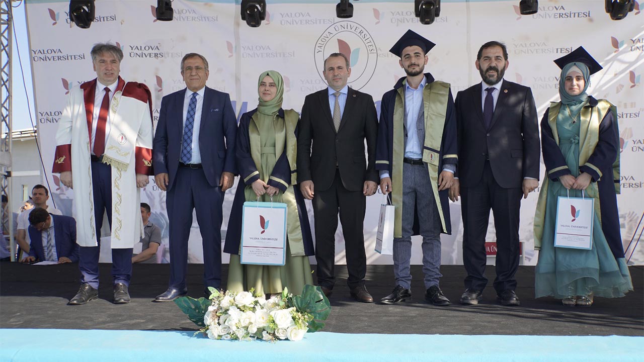 Yalova Üniversitesi, 2022-2023 Akademik Yılı Mezuniyet Coşkusunu Yaşadı4