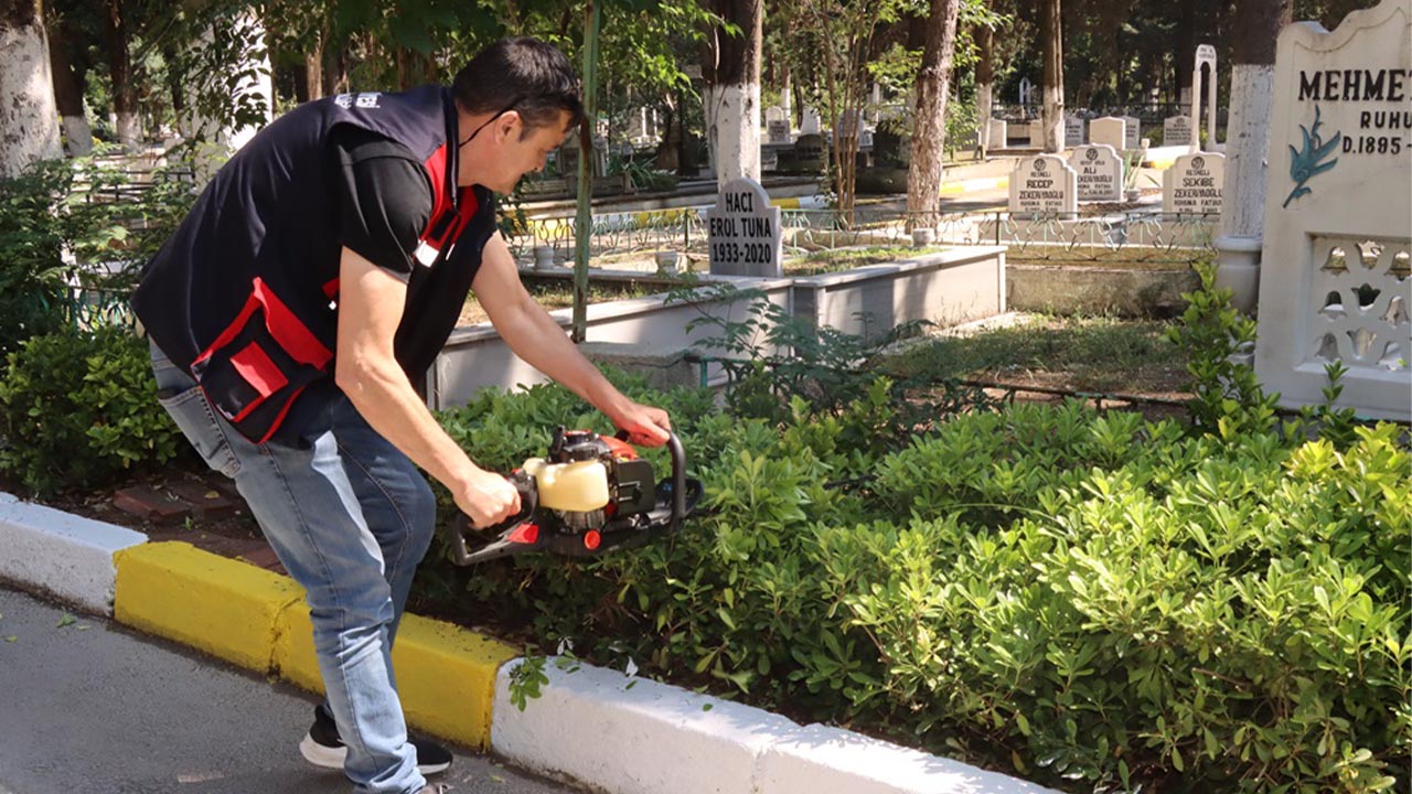 Yalova Belediyesi’nden bayram öncesi mezarlıklarda çalışma2