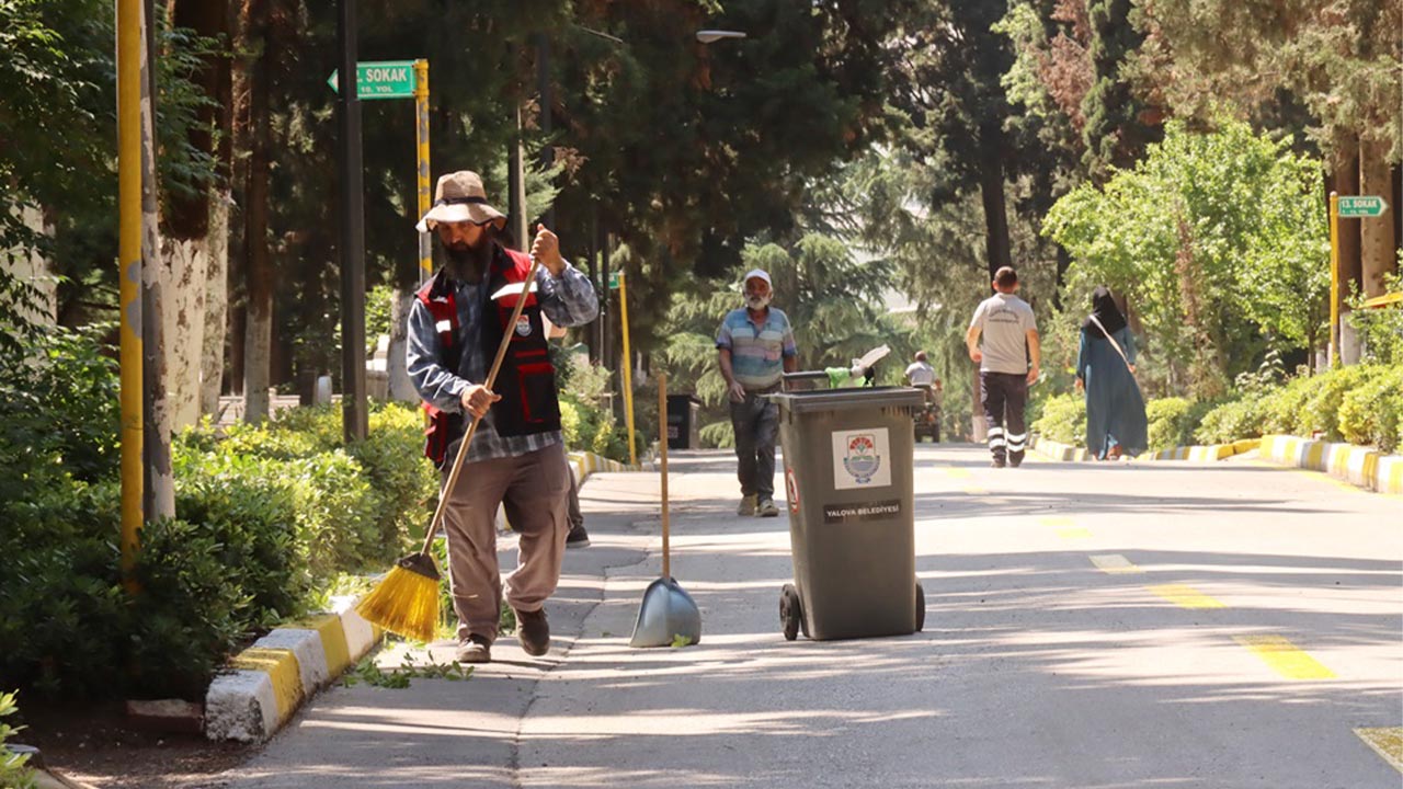 Yalova Belediyesi’nden bayram öncesi mezarlıklarda çalışma4 (2)