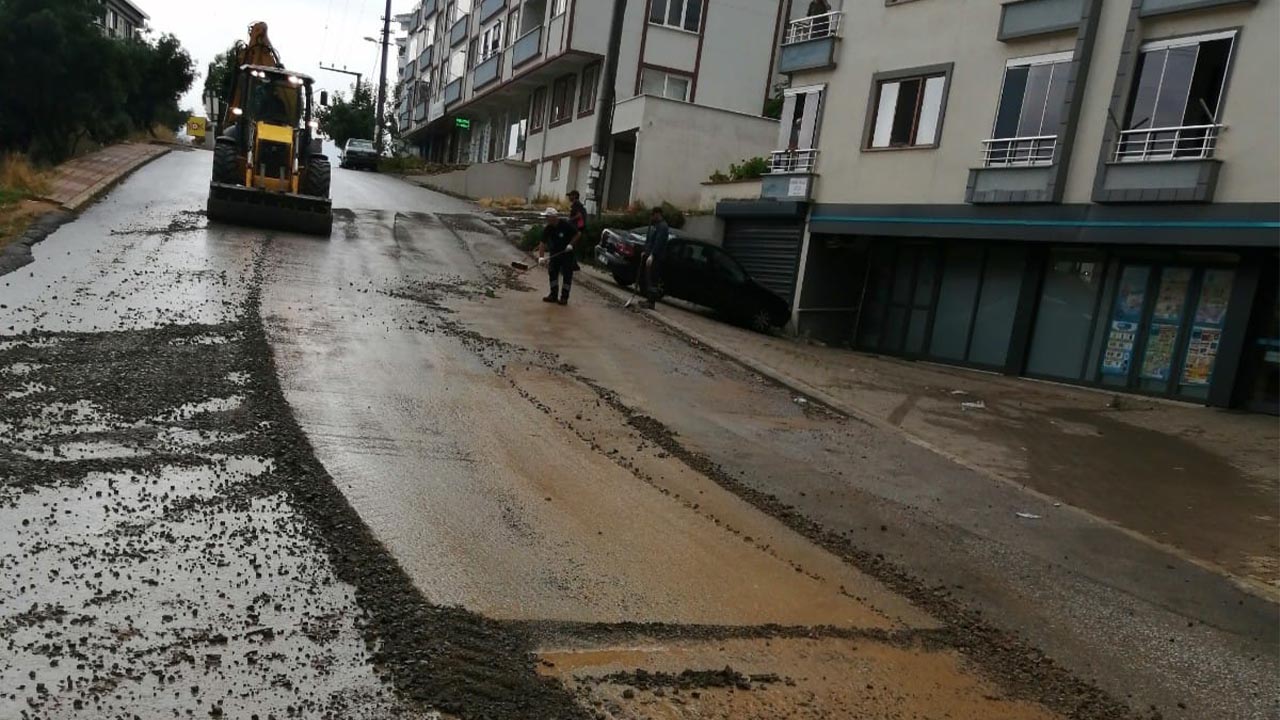 Armutlu Belediyesi yağmur sonrası yolları temizledi (2)