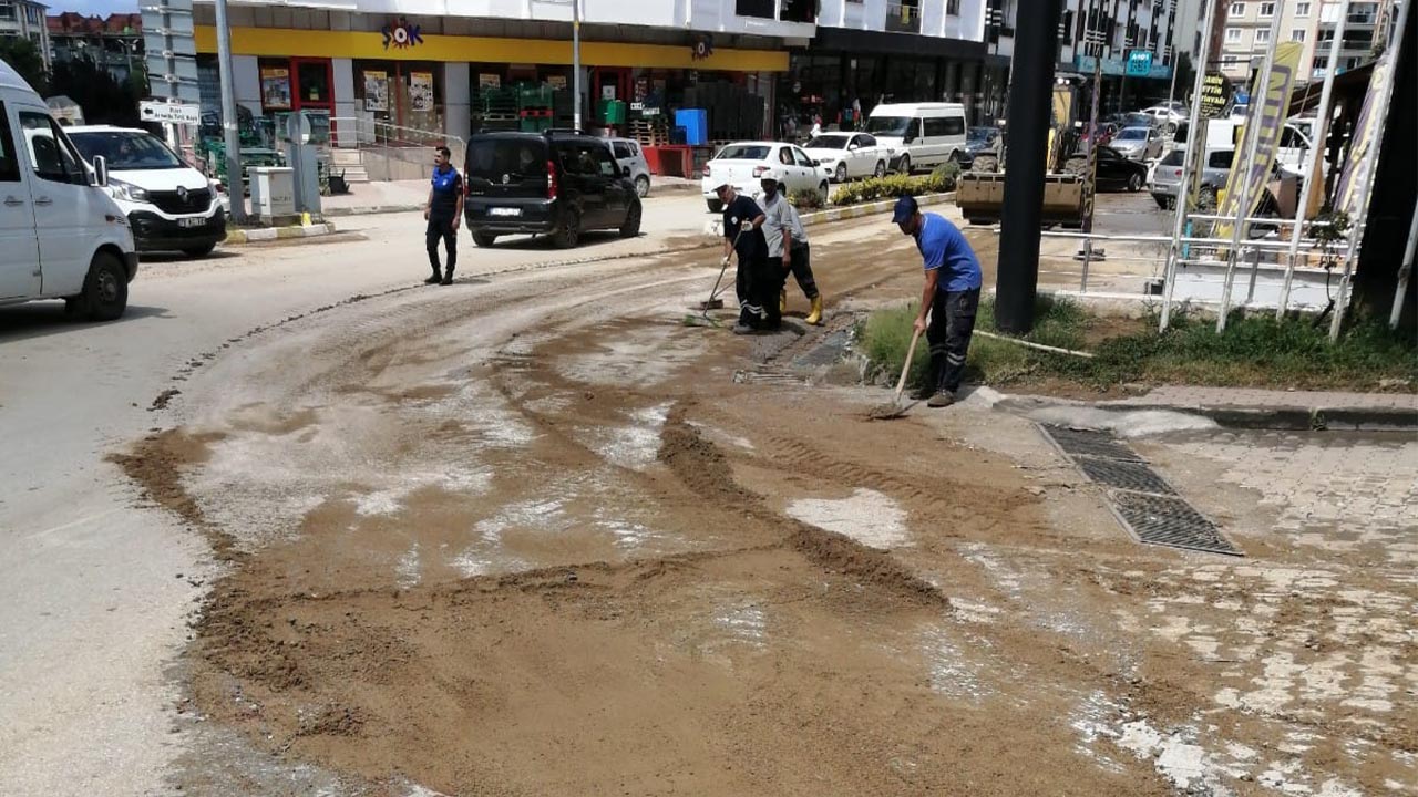 Armutlu Belediyesi yağmur sonrası yolları temizledi (3)