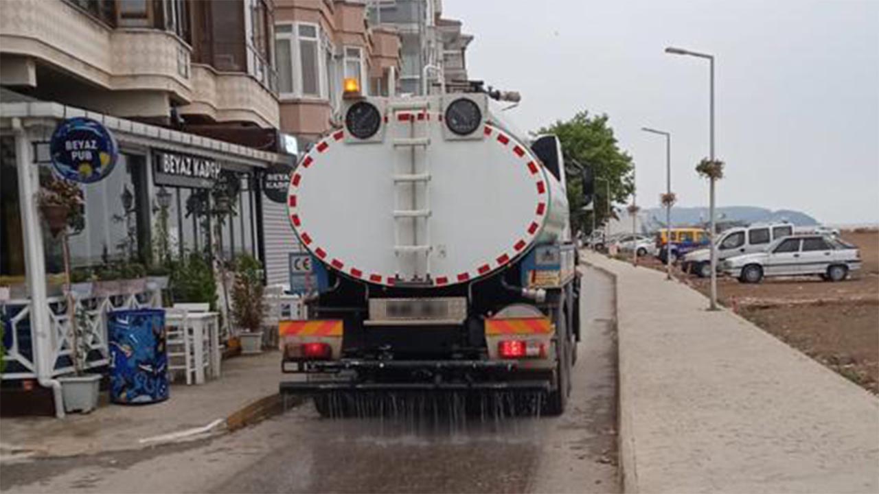 Çınarcık Belediyesi’nden güzergah boyunca yol yıkama çalışması (3)