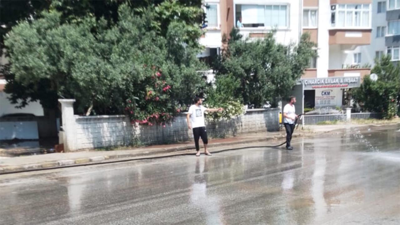 Çınarcık Belediyesi’nden güzergah boyunca yol yıkama çalışması (5)