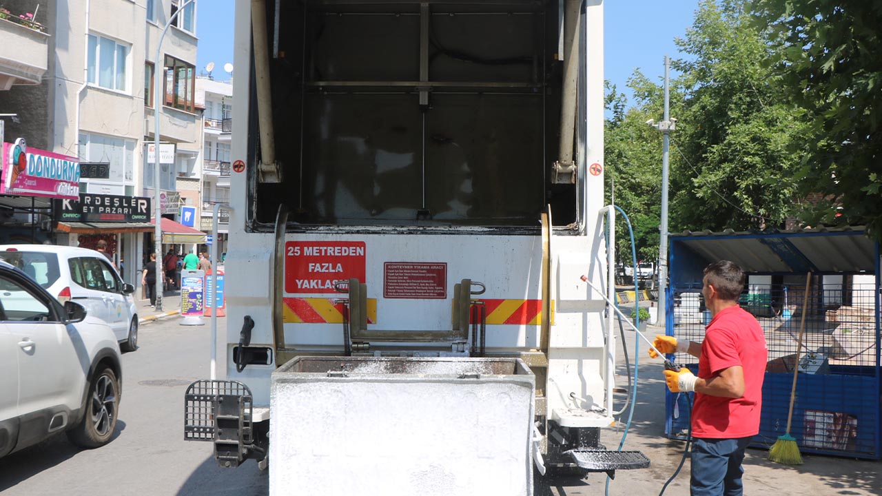 Çınarcık’ta çöp konteynırları yerinde yıkanarak dezenfekte ediliyor (3)