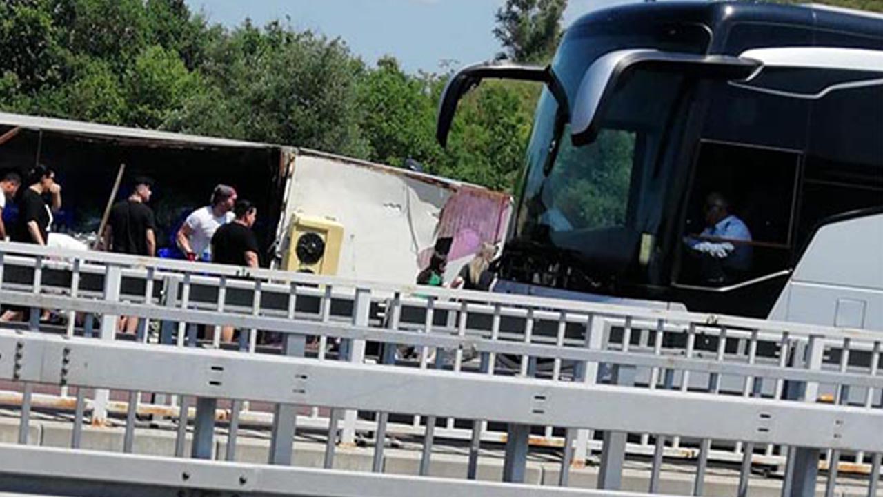 Laledere mevkiinde maddi hasarlı trafik kazası (4)