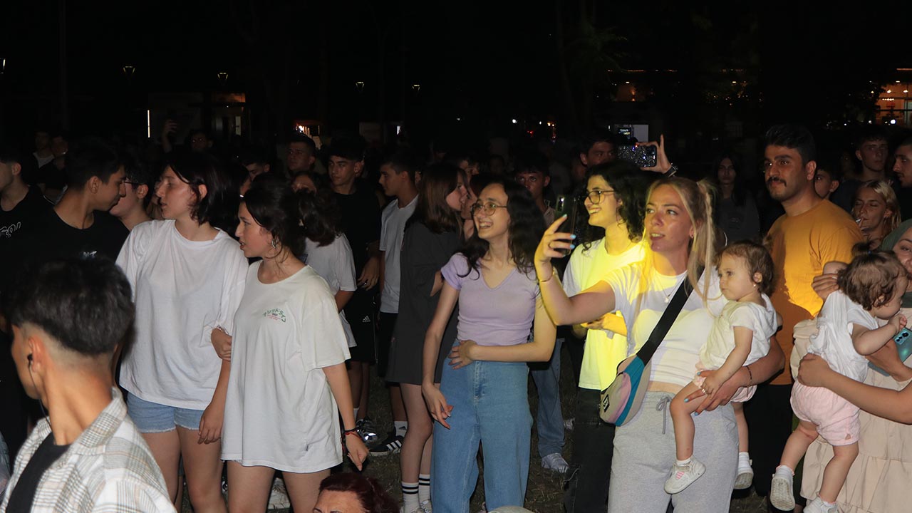 ÇİFTLİKKÖY'DE GENÇLİK FESTİVALİ AZRA'YLA SONA ERDİ (10)