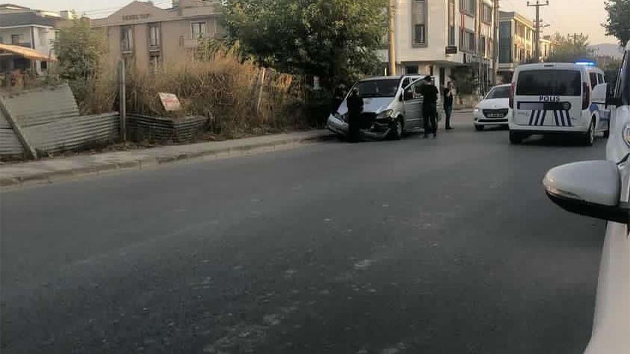 Adnan Menderes Mahallesi’nde maddi hasarlı trafik kazası (7)