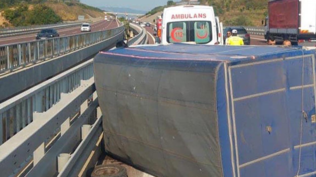 Altınova - İstanbul - İzmir otoyolunda maddi hasarlı trafik kazası (1)