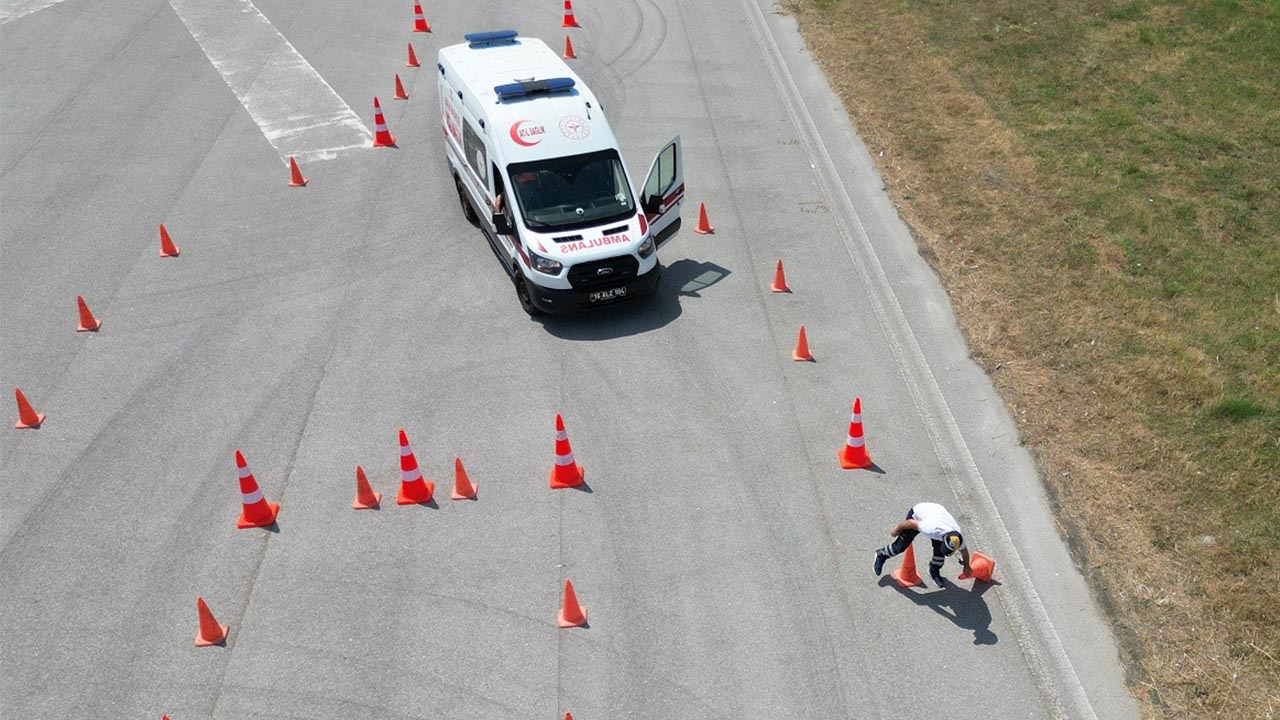 Ambulans sürüş eğitimcilerine güvenli sürüş eğitimi verildi