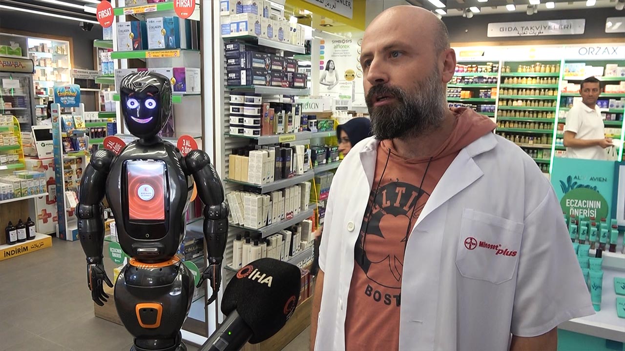 Türkiye’nin ilk yapay zekalı eczane teknisyeni robotu iş başı yaptı (2)