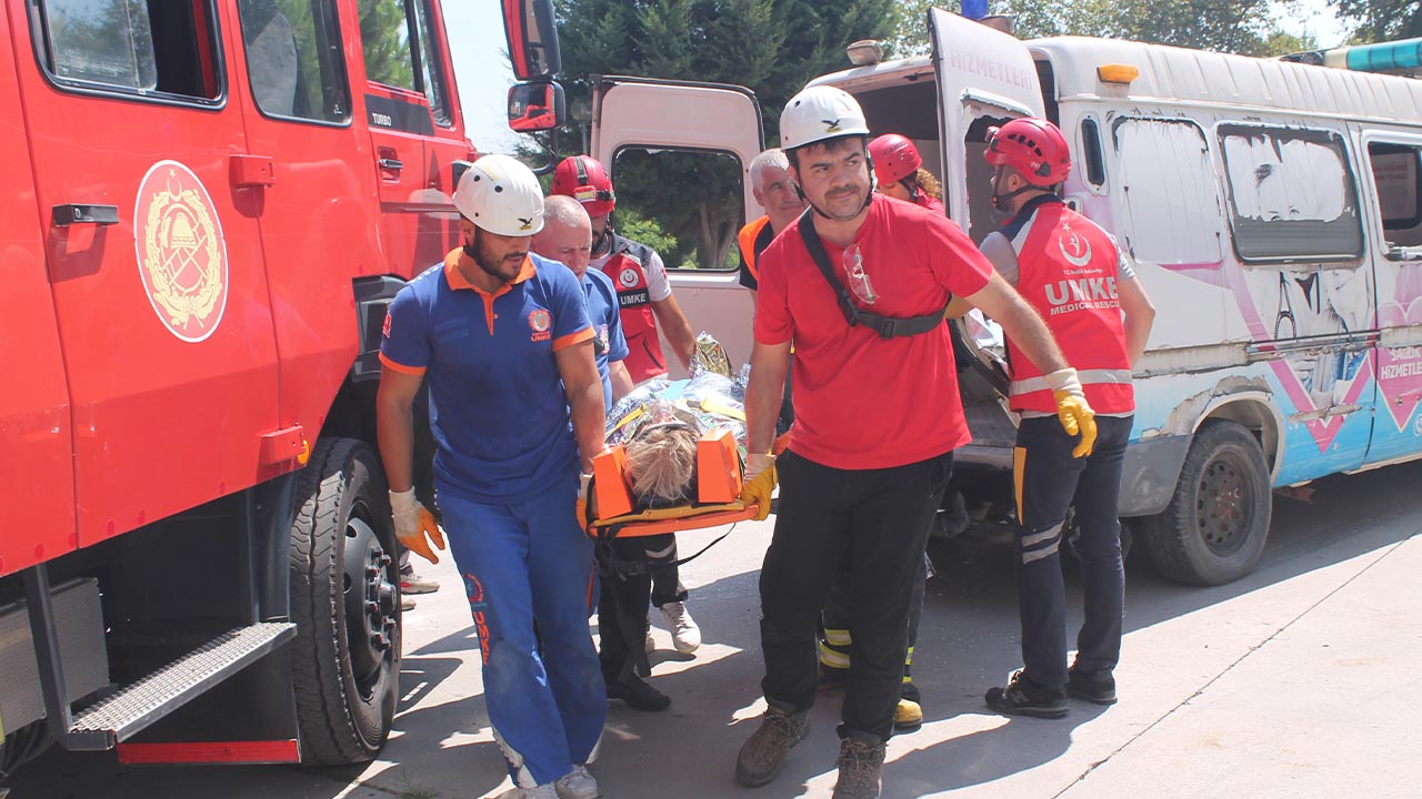 Enkaz ve trafik kazası temalı tatbikatlar gerçeğini aratmadı (1)