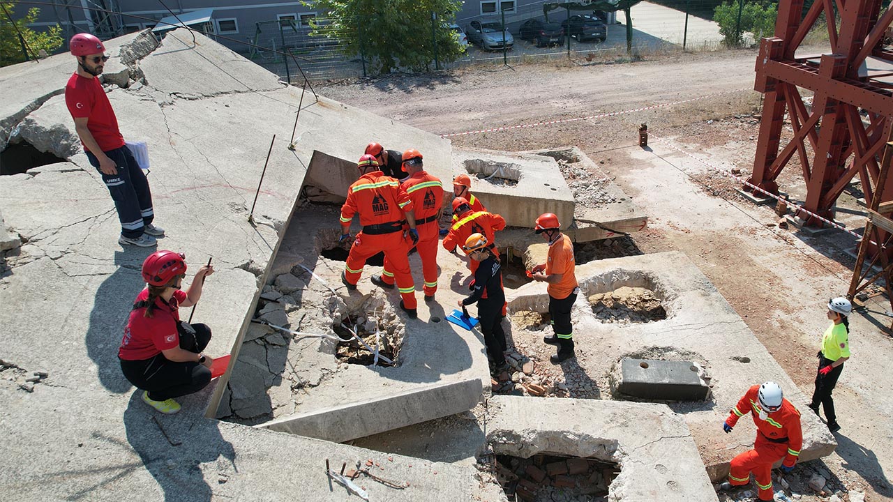 Enkaz ve trafik kazası temalı tatbikatlar gerçeğini aratmadı (4)