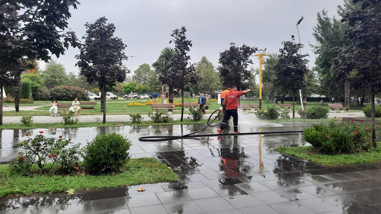 Güvercinli Park’ta sulama çalışması yaptılar (1)