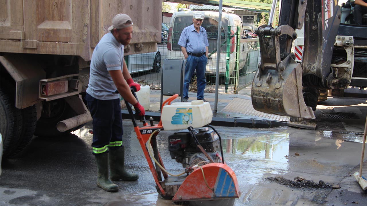 İsmet Acar Caddesi'nde Su Patlağı3