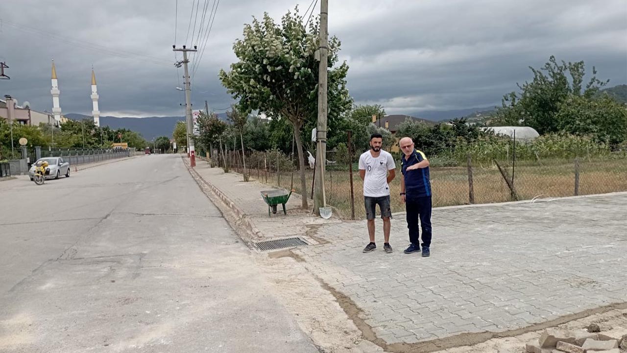 Yürüyüş yolu bağlantı sokaklarına parke döşeniyor (3)