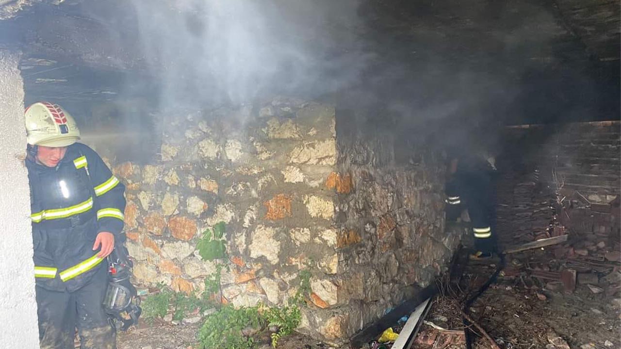 Çiftlikköy’de metruk binada yangın çıktı (3)