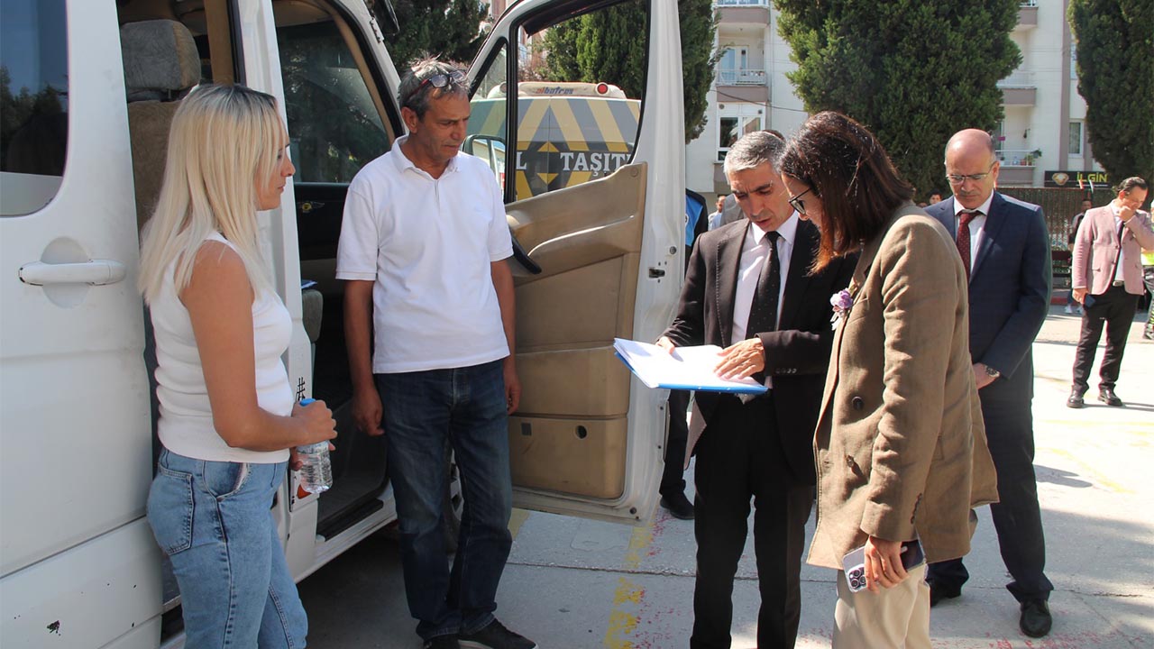 Vali Kaya, servis araçlarını denetledi