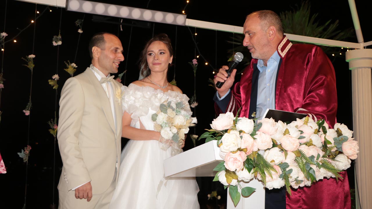 Nikâh cüzdanını Başkan Soyer’den aldı (1)-1